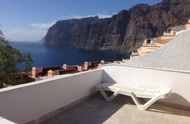 Flat with views, terrace and swimming pool