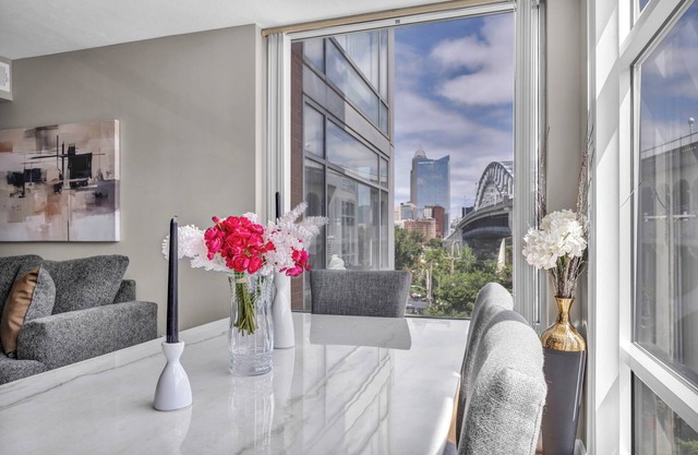 Flats CLE Retreat, Free Parking, 24/7 Gym