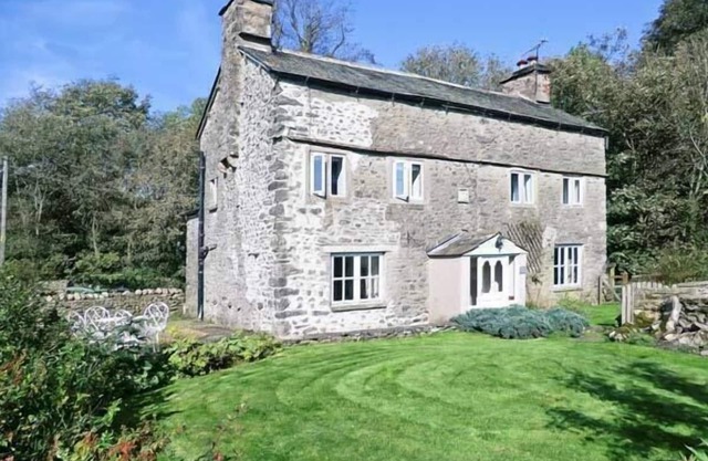 FLESHBECK COTTAGE, family friendly, with open fire in Kirkby Lonsdale