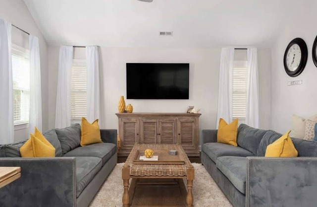 Flex Stays, Hot Tub, Steps to Sound!