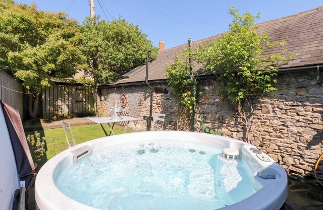 FLINTS COTTAGE, pet friendly, character holiday cottage in Richmond