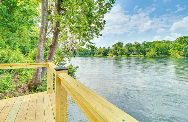 Flippin Home w/Deck & Grill: Steps to White River
