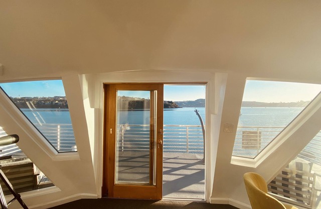 Floating home experience. Walking distance to restaurants and Shopping.