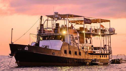 Floating Hotel SALTWATER COWBOYS