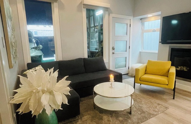 Floating retreat - unique & modern! Mins from the seabus & downtown Vancouver!