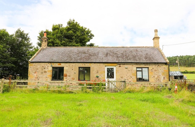 FLODDEN EDGE FARM COTTAGE, pet friendly, with a garden in Milfield