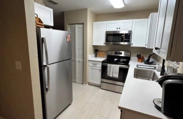 Florida Shores Retreat, Charming 3-bedroom 1 Bath house with AC and WiFi