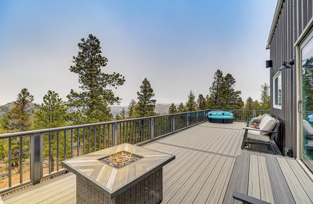 Florissant Home w/Hot Tub, Putting Green & Views!