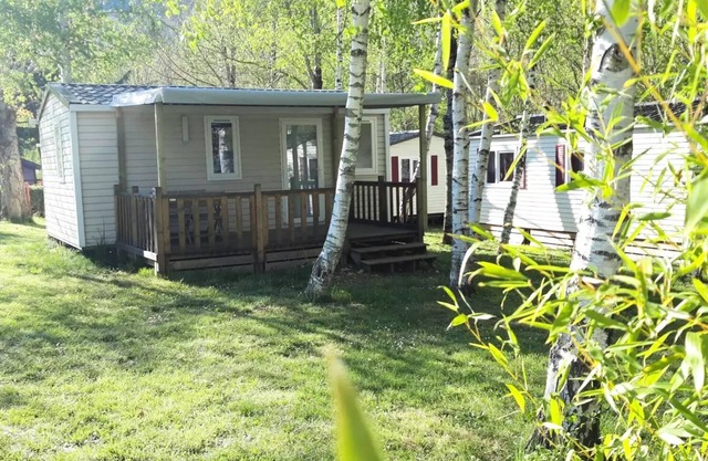 Flower Camping les Gorges de l'Aveyron * - Comfort mobile home + 23m² (2 bedrooms) + covered terrace for 4 people