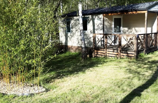 Flower Camping les Gorges de l'Aveyron * - Comfort Mobile Home 27m² (2 bedrooms) + Semi-covered terrace 4 people