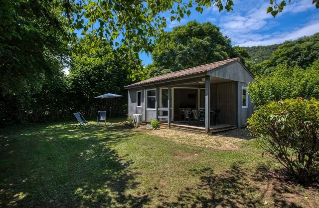 Flower Camping Le Tiradou * - Premium chalet 34-38m2 (2 bedrooms) including terrace 7m2 4 people
