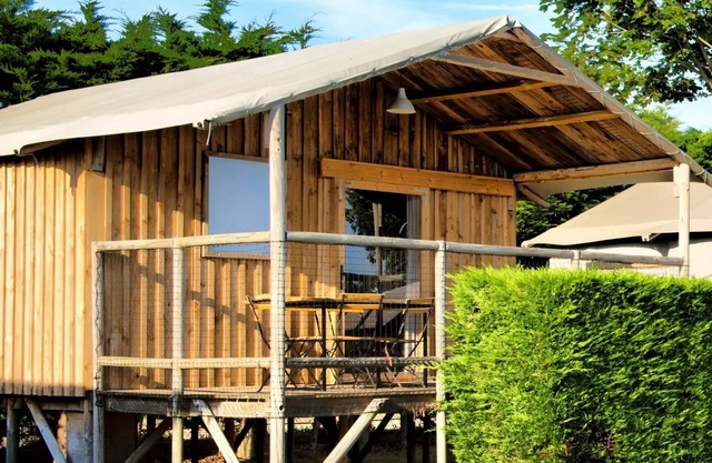 Flower Camping Les Ilates * - Cabane Lodge sur pilingis STANDARD 34m2 (2 bedrooms) TV of which covered terrace 11m2 4 people