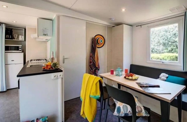 Flower Camping Les Ilates * - Homeflower PREMIUM 26,5m2 (2 bedrooms) + CLIM + semi-covered terrace + TV + sheets + towels 4 people