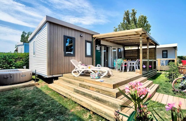 Flower Camping Les Ilates * - Homeflower PREMIUM with Jacuzzi - 26.5m² (2 bedrooms) + semi-covered terrace + TV + Plancha + Air conditioning for 4 people