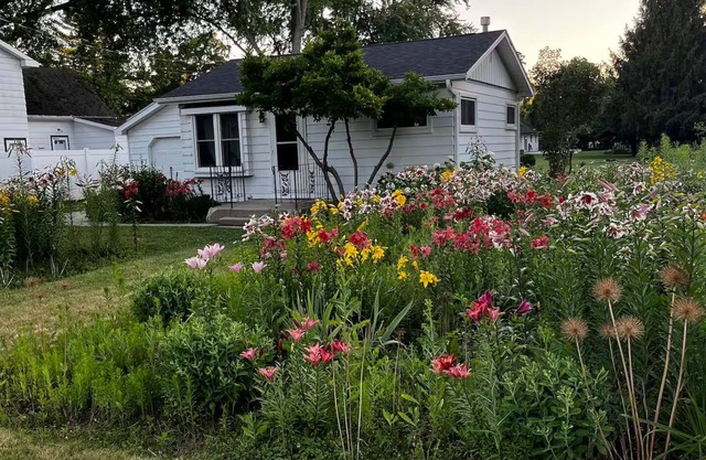 Flower Field Cottage Near Geneva Lake