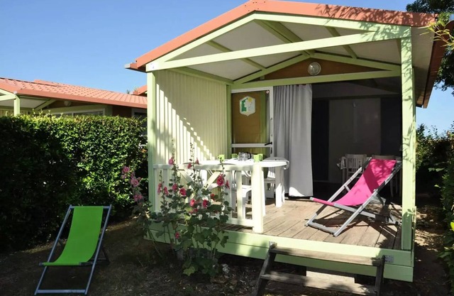 Flower Camping L'Abri-Côtier * - Chalet 25m2 CONFORT - 2 bedrooms + covered terrace + TV 5 persons