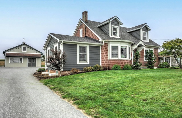 Flower Patch Cottage Cozy& Family friendly Hot tub! 5bedroom & 4 bath