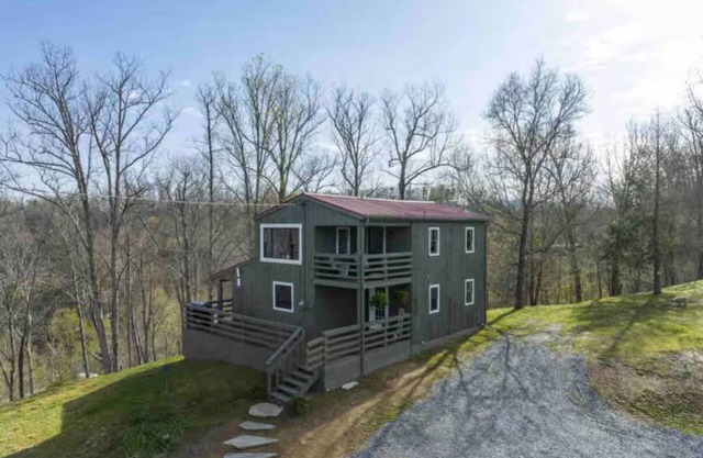 Fluffy Bottom Farms- Serenity Cabin Tranquil cabin in charming Johnson City