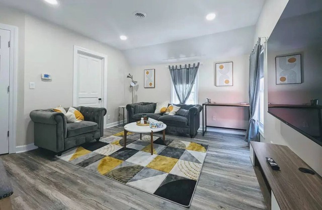 Flushing Centennial Farmhouse,Apt B-Fully stocked