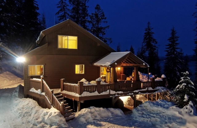 Flying Arrow Cabin ~ Priest Lake with Lake Views 3 bedrooms Sleeps 12
