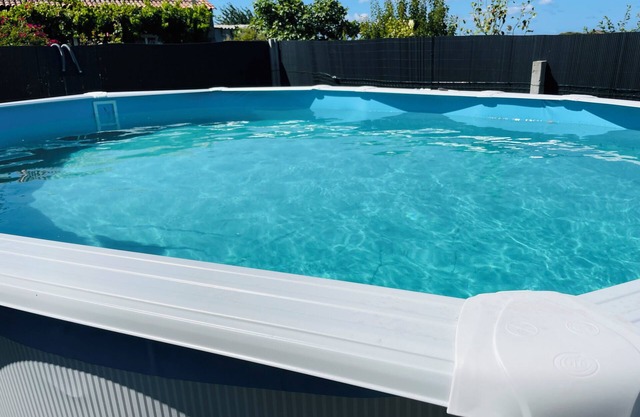 FOGAR DE AROUSA 3 minutes from the beaches, garden, barbecue, swimming pools, playground, children's playground.