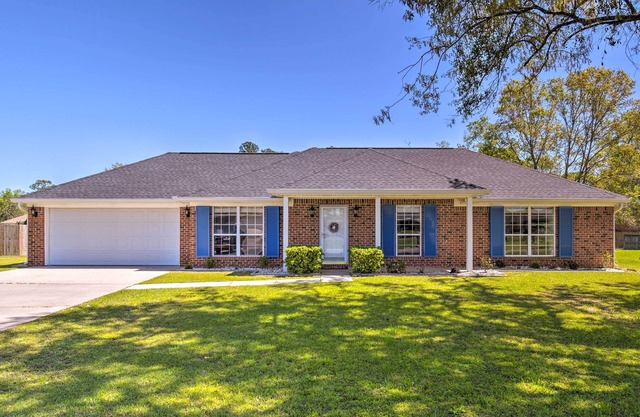 Foley Getaway w/Fenced Yard - 13 Mi to Beaches!