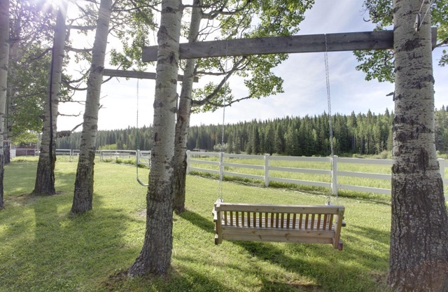 Folk Tree Lodge - A unique log cabin getaway