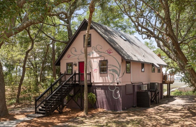 Folly Vacation Vintage Cottage with Private Dock Pet Friendly