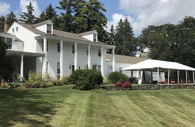 Fontainebleau lakeside B&B with 8 guest rooms, amazing views and gardens.