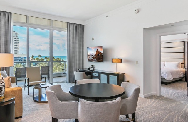 Fontainebleau OceanView Suite Full Kitchen, washer/dryer, FREE Valet&Spa Passes!