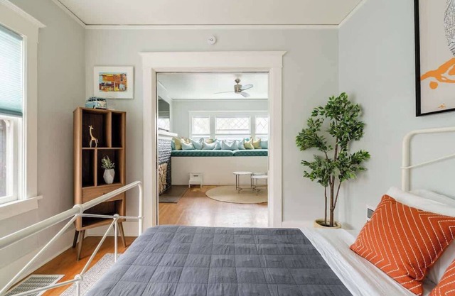 Foodie Hotspot Walk Everywhere 1BR Retreat