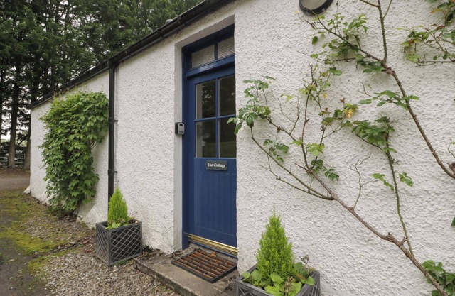 FORDIE EAST COTTAGE, family friendly, with a garden in Comrie