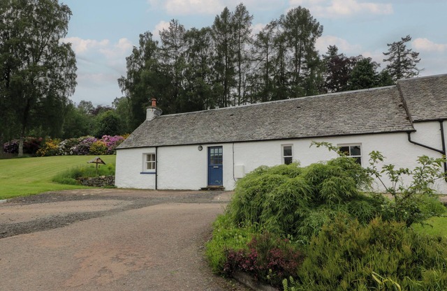 FORDIE WEST COTTAGE, family friendly in Comrie