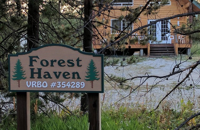 Forest Haven, a Cozy Cabin, 30 Minutes from Yellowstone!