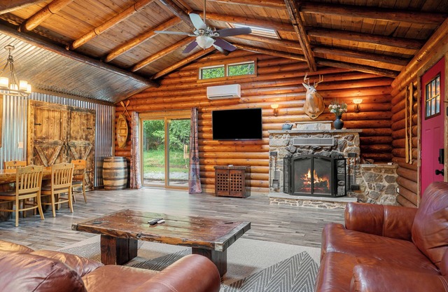 Forest Log Cabin Dogs Friendly 3bd/2b