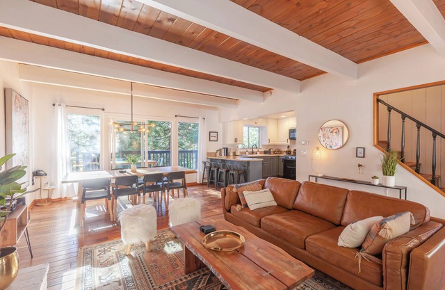 Forest Moon Chalet. Designer & Pet Friendly Luxury 3 Bdrm. w/Hot Tub