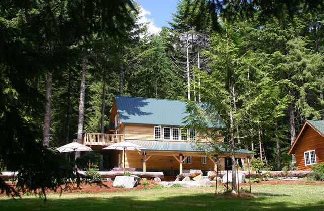 Forest Retreat Cabin is meant for gathering. . . families, friends or business.Children welcome. Smell the fresh air! Inspire the fresh thinking! Private hot tub on back deck. BBQ, big deck, fabulous views