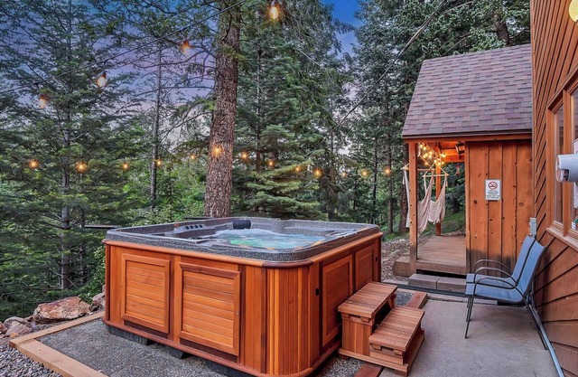 Forest Retreat, Hot Tub, near Red Rocks.