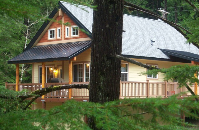 Forest Ridge Chalet, Hot Tub, Fast Wifi, AC, New King Bed, Ski, Hike Mt Rainier