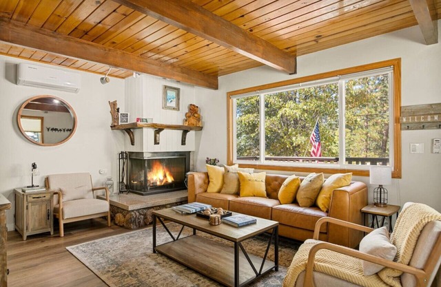 Forest View Chalet + Forest Views + Hot Tub + A/C