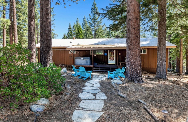 Forested Family Getaway: Hot Tub, BBQ, Ping Pong