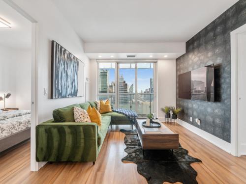 Forma Suites - Downtown Toronto - CN Tower & Rogers Centre