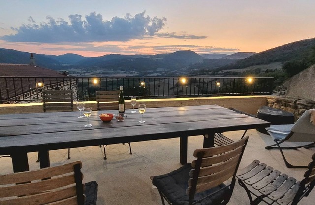 Former 19th-century school with a superb view of the Cézallier mountains