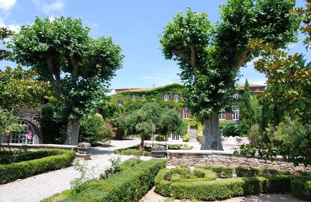 Former Romanesque abbey located 10 minutes from the medieval city of Carcassonne