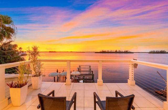 Fort Myers Florida Waterfront Luxury Home, Newly Remodeled, Sleeps 12!