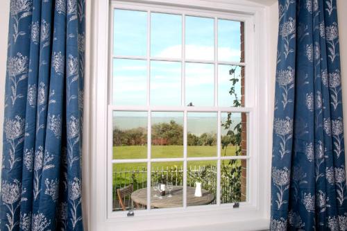 Fort Victoria Cottages - Sea View Cottage