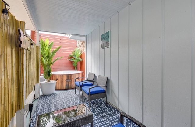 Fort Walton Beach Cottage w/Hot Tub & Patio!