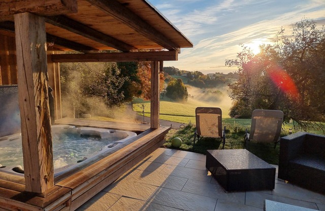 "Fortuna" in the wellness oasis on the Trausdorfberg with sauna/whirlpool