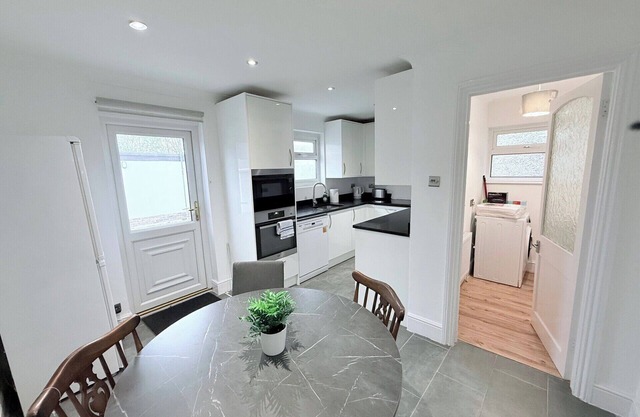 Fountain House-Sleeps 5-Central Dagenham-Parking