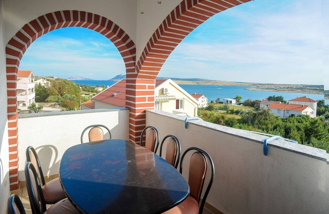 Four-bedroom apartment with terrace and sea view Caska, Pag (A-3085-d)